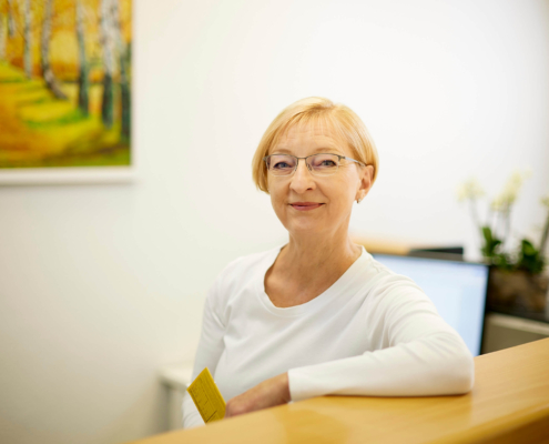 Ruth Grommek, Medizinische Fachangestellte steh am Tresen